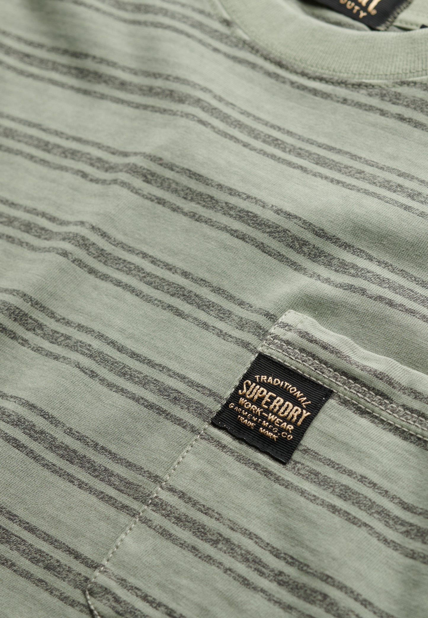 T-Shirt mit Tasche und Kontraststreifen