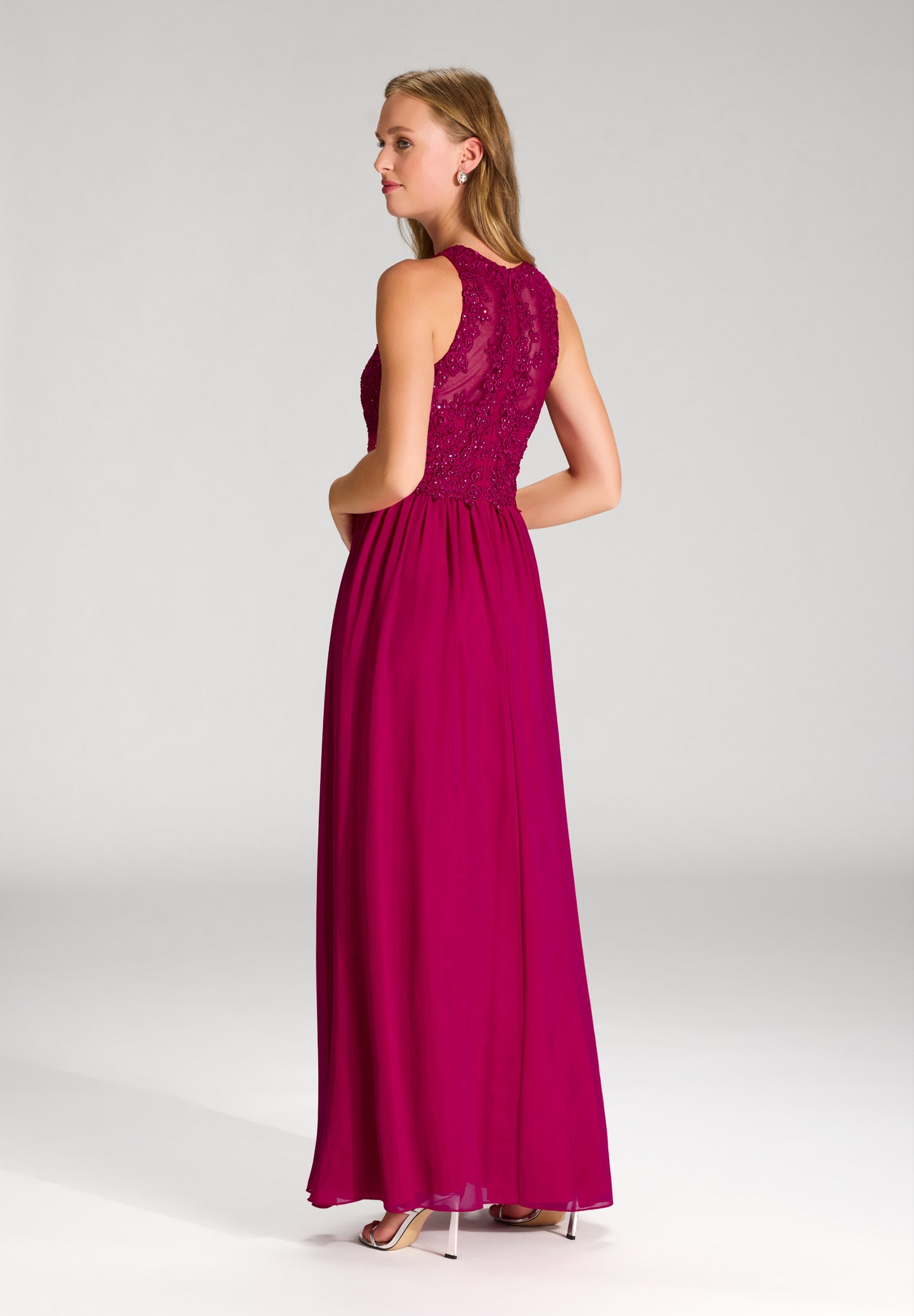 Hochgeschlossenes Chiffonkleid mit Stickerei