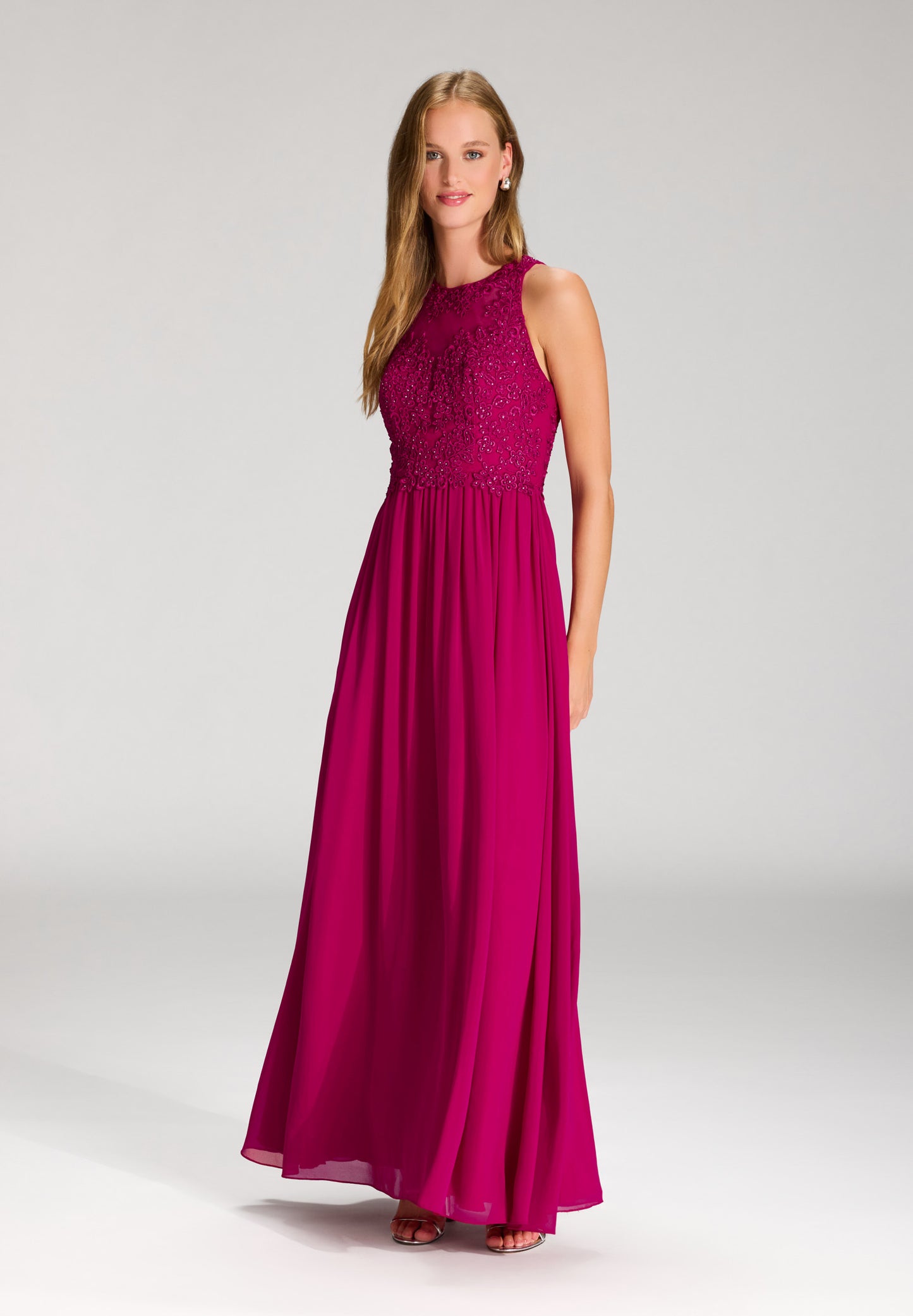 Hochgeschlossenes Chiffonkleid mit Stickerei