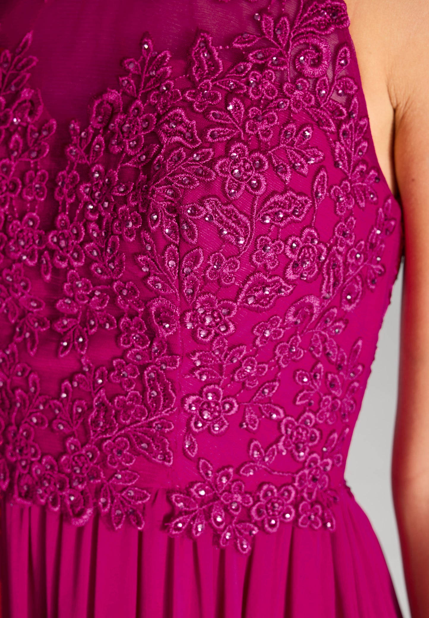 Hochgeschlossenes Chiffonkleid mit Stickerei