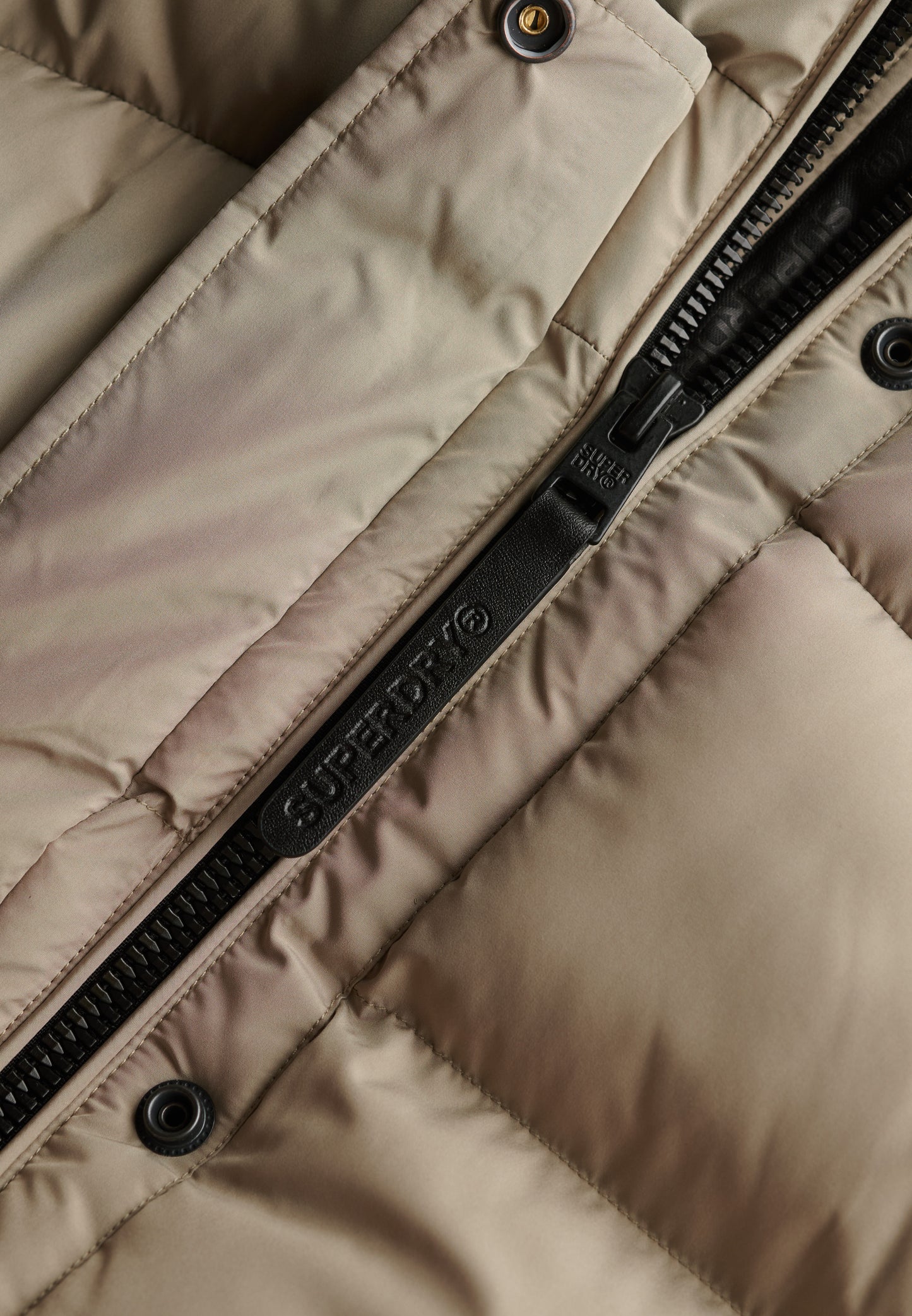 Sportliche, mittellange Steppjacke mit Kapuze