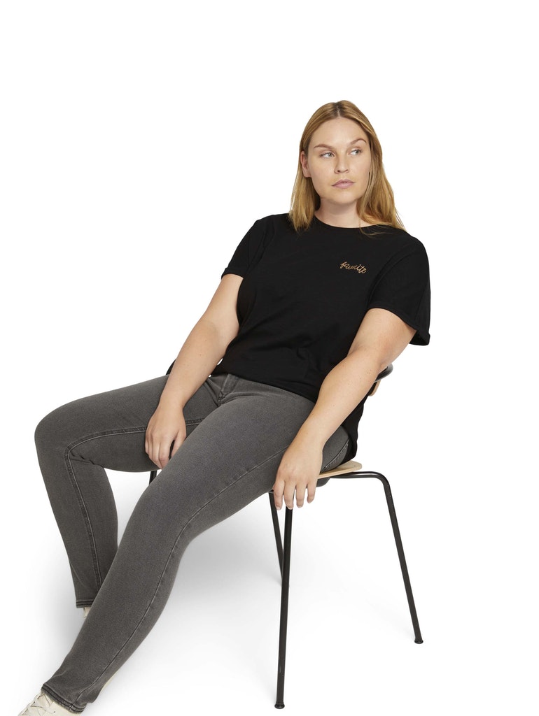 T-shirt chest embroidery, deep black