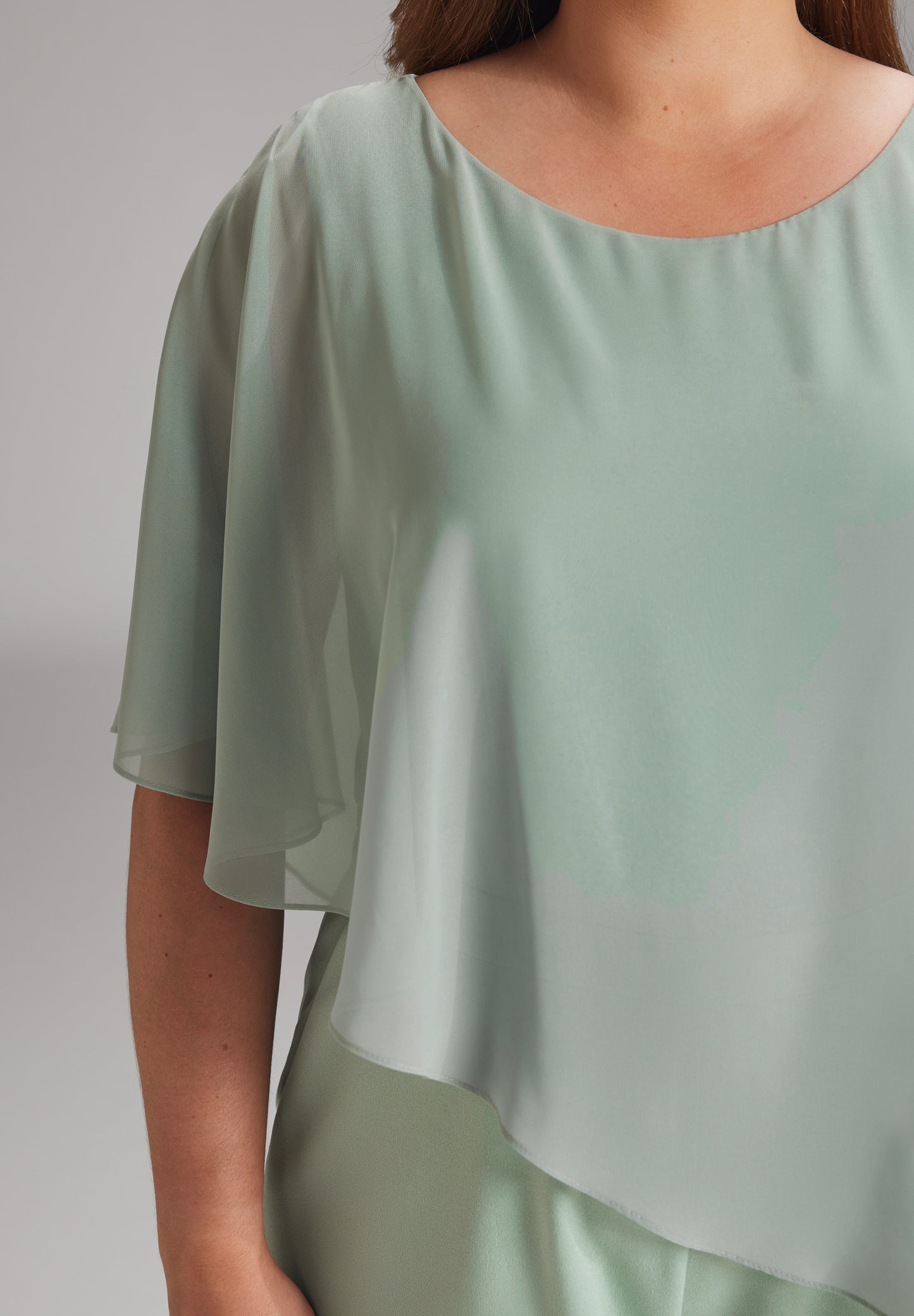 Curve / Crepe-Jumpsuit mit Chiffon-Überwurf