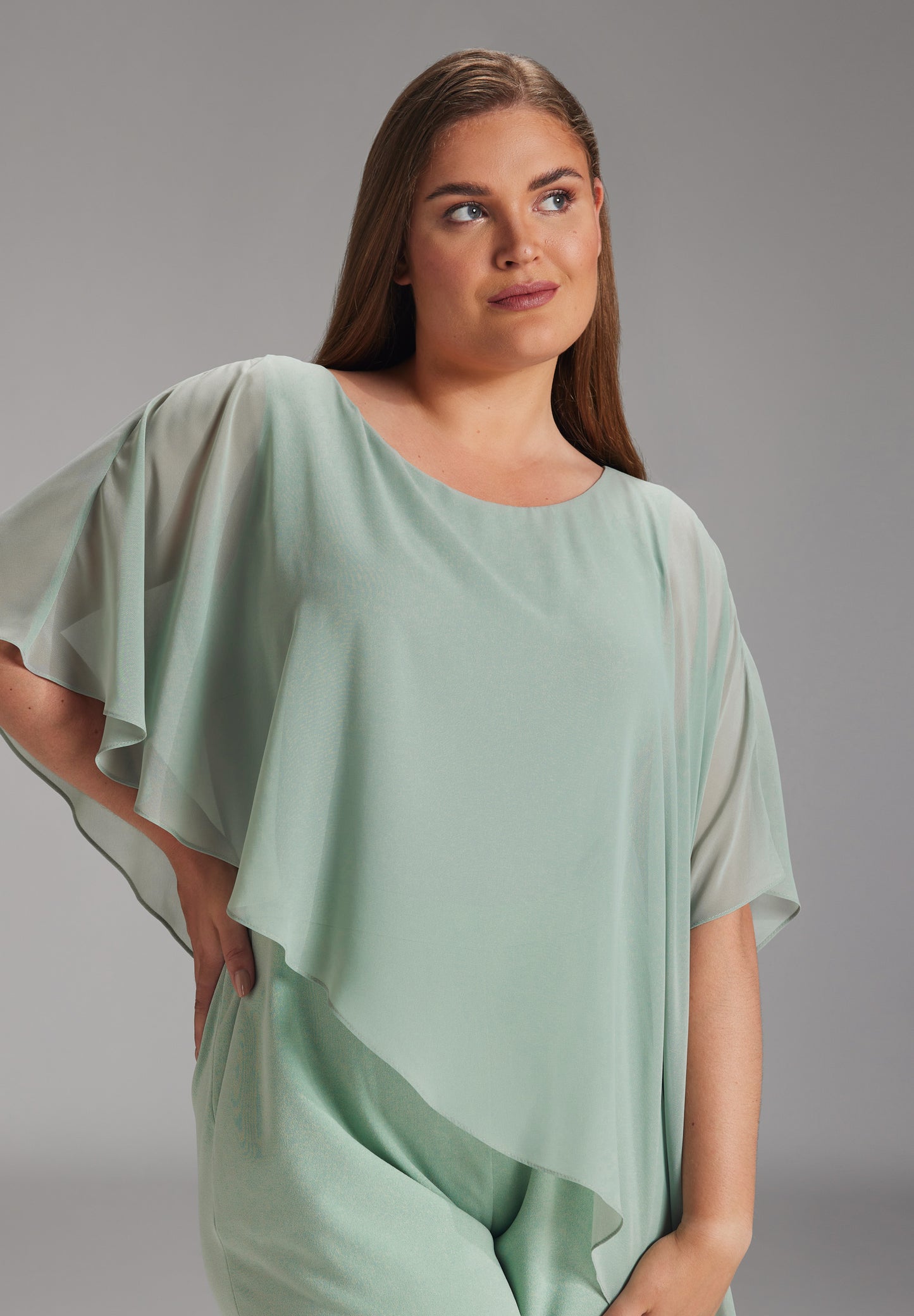 Curve / Crepe-Jumpsuit mit Chiffon-Überwurf