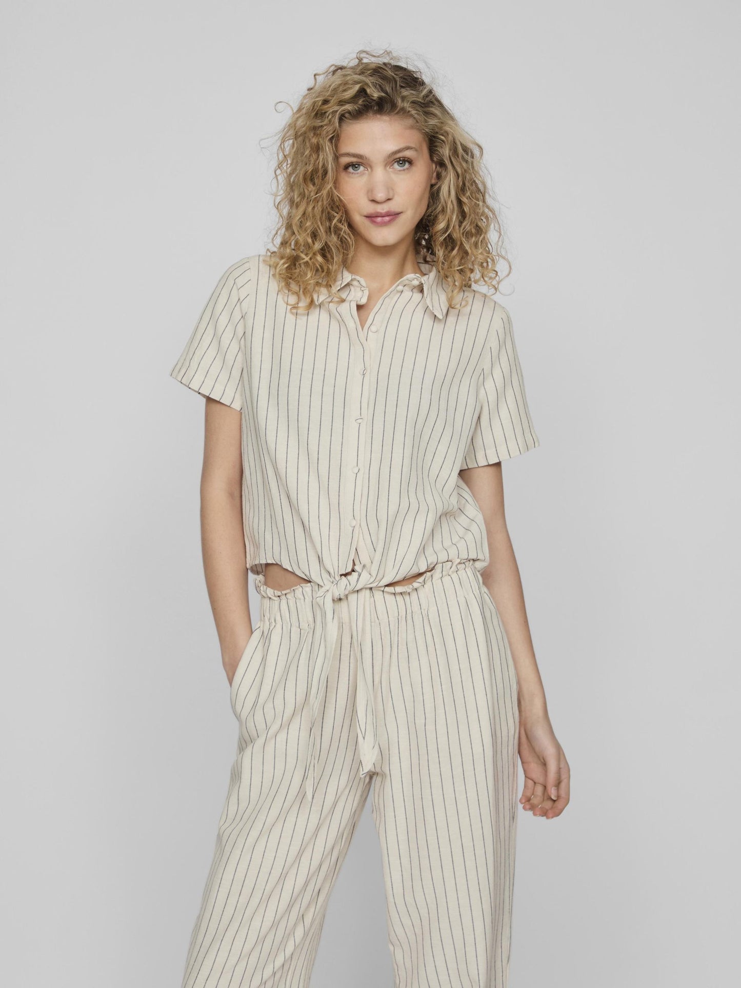 VIPRISILLA STRIPED S/S KNOT SHIRT