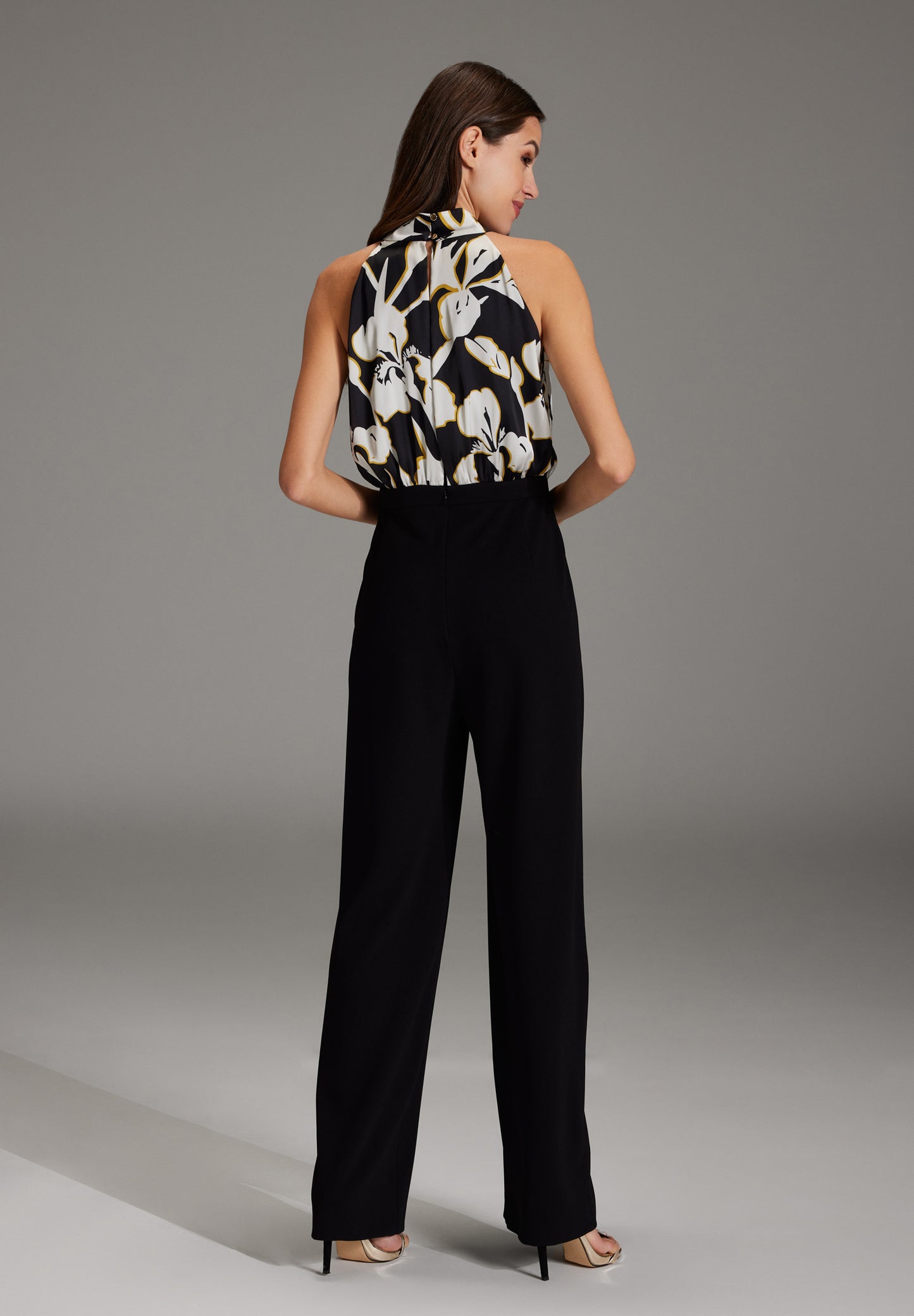 Jumpsuit mit Schluppe aus Material Mix