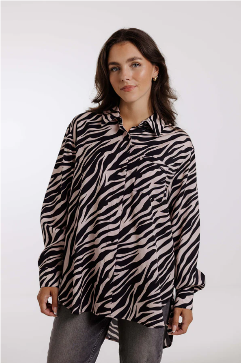 Annalena Sehrbock Oversizeshirt AOP, tiger black