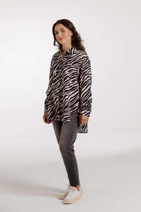 Annalena Sehrbock Oversizeshirt AOP, tiger black