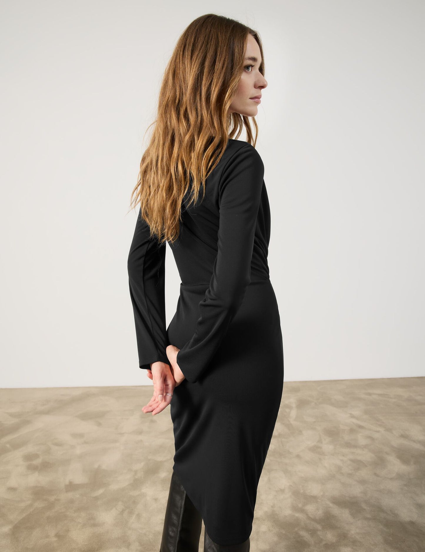 Feminines Kleid mit Wasserfallausschnitt