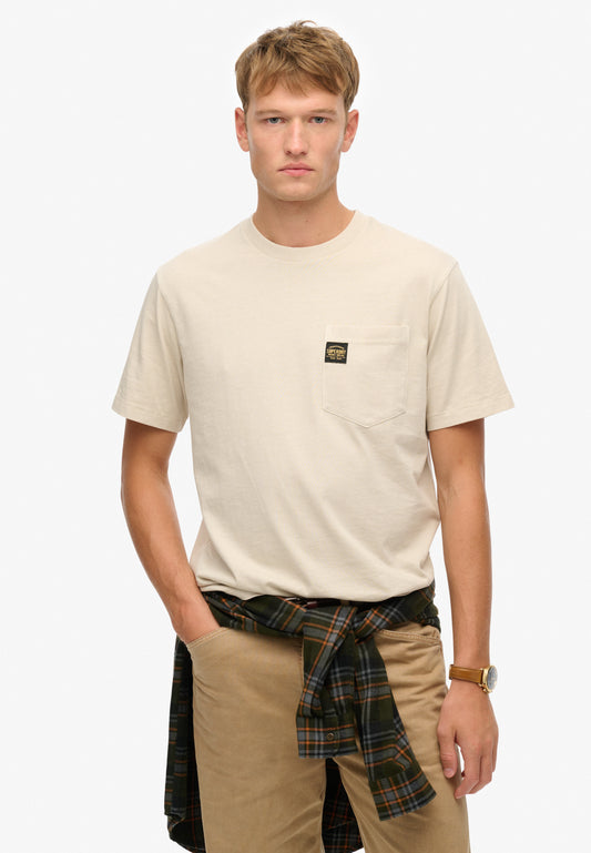 T-Shirt mit Tasche und Kontrastnähten