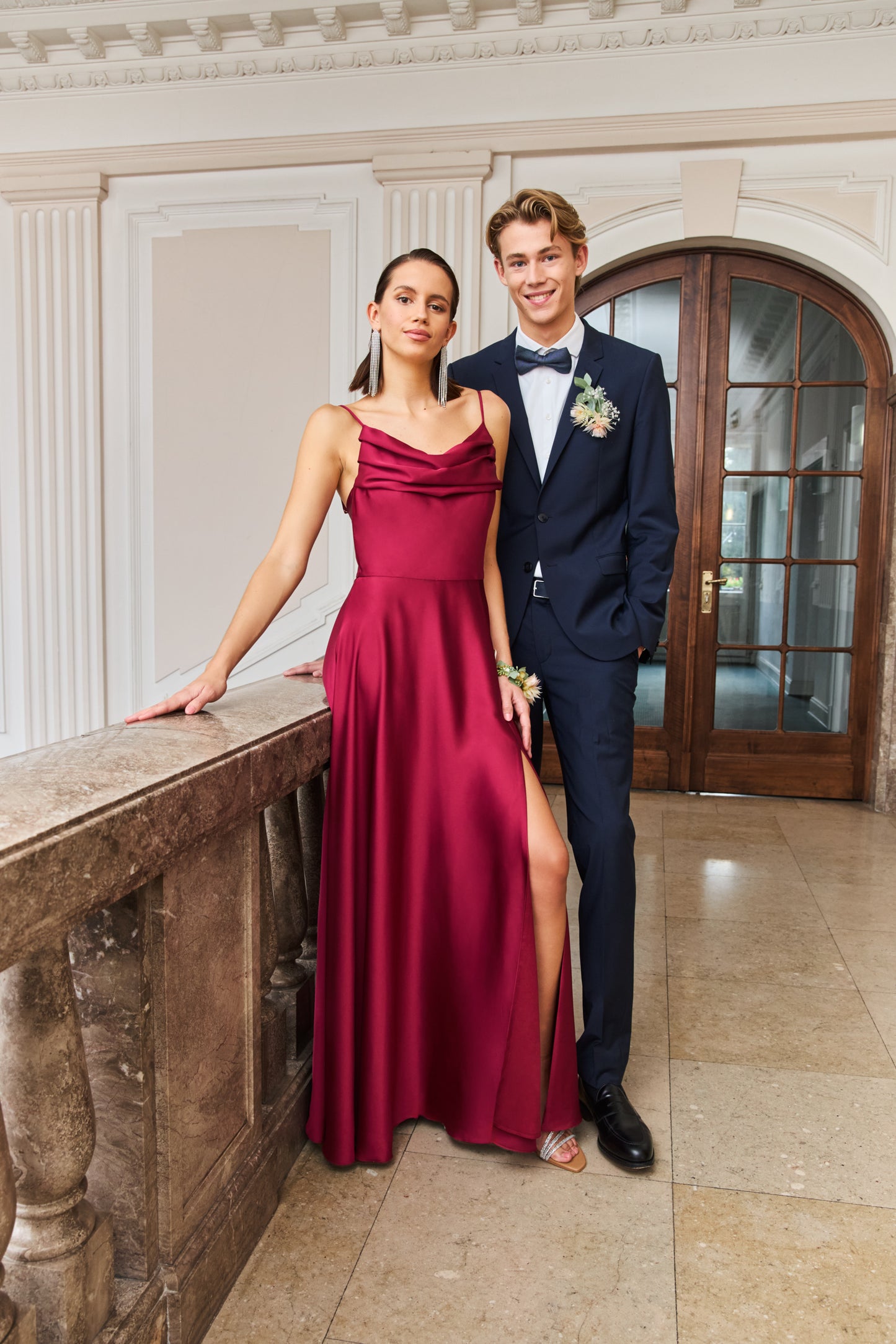 Abendkleid aus nachhaltigem Satin mit Wasserfall-Ausschnitt und Beinschlitz