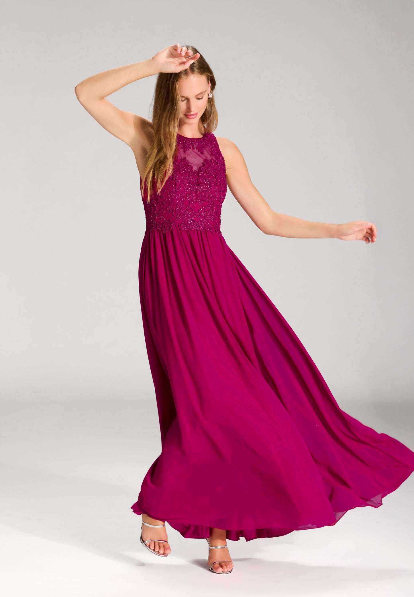 Hochgeschlossenes Chiffonkleid mit Stickerei