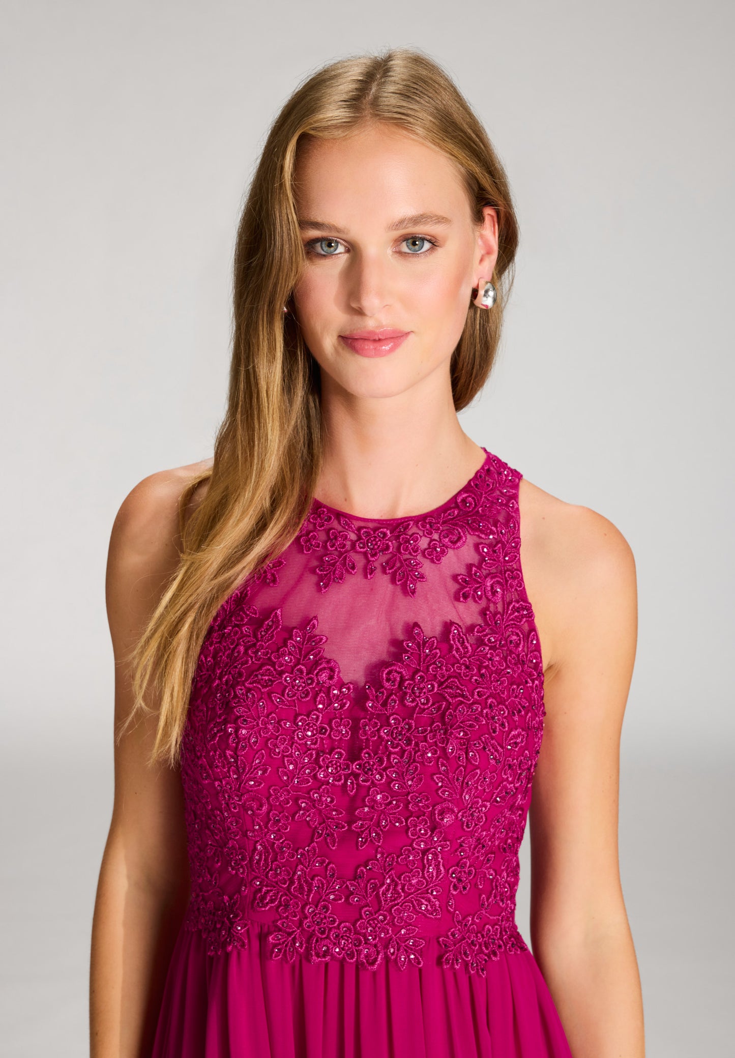 Hochgeschlossenes Chiffonkleid mit Stickerei