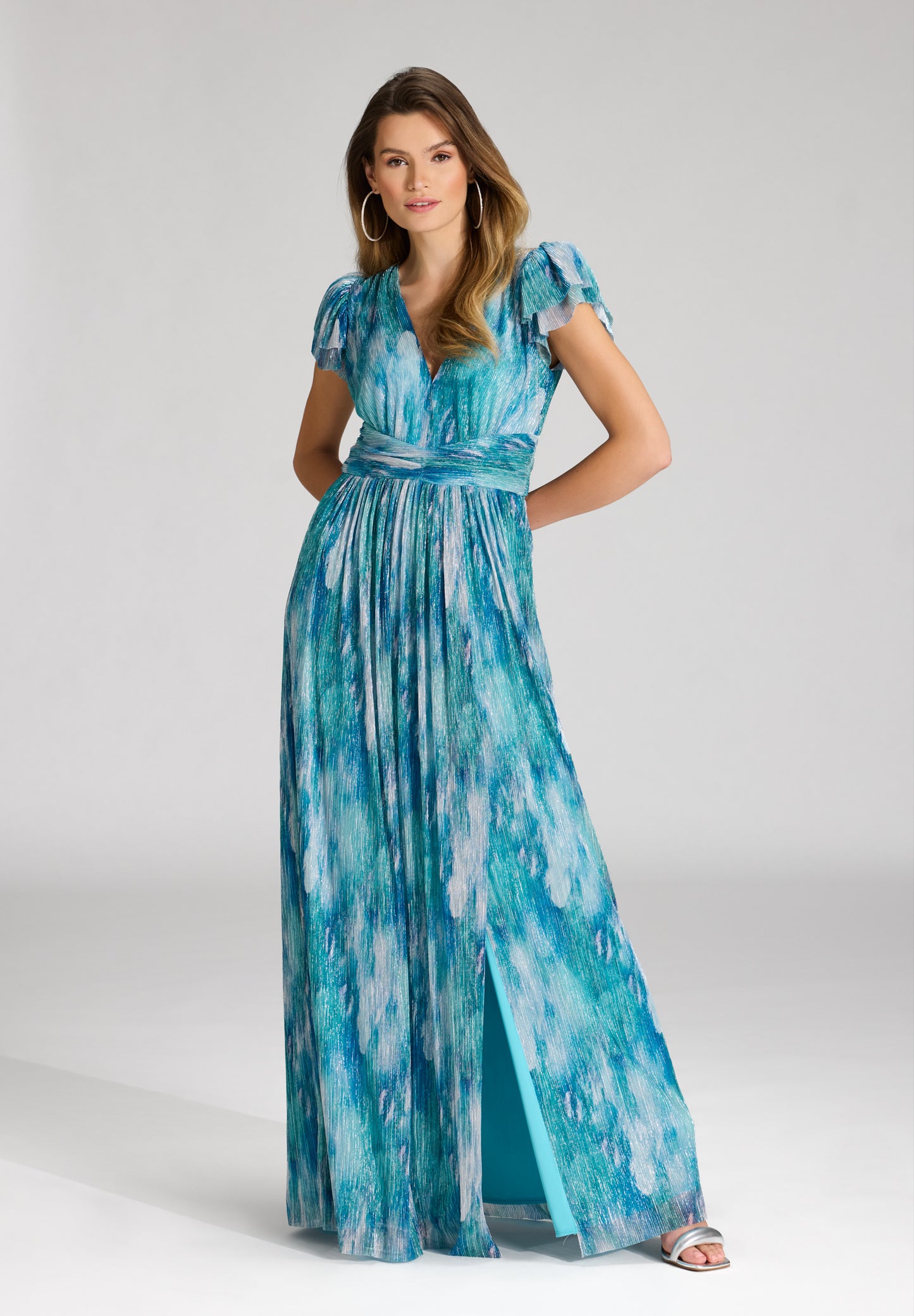 Abendkleid aus bedrucktem Plissee Jersey mit betonter Schulter