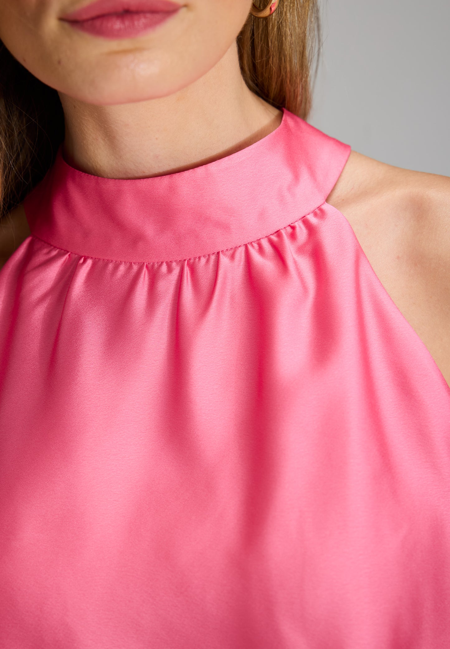 Cocktail Kleid aus nachhaltigem Satin mit Volant am Saum