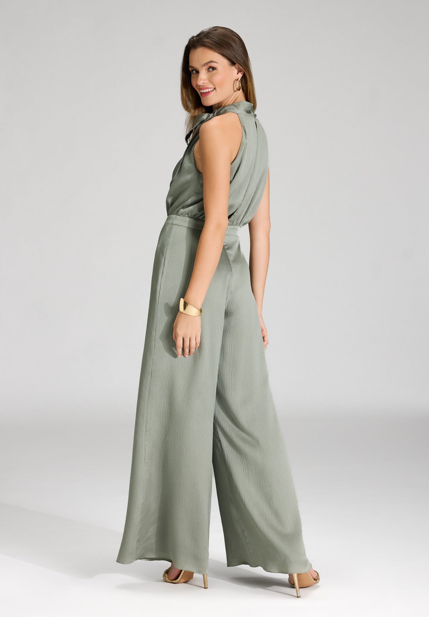 Jumpsuit mit Schluppe aus gehämmertem Satin