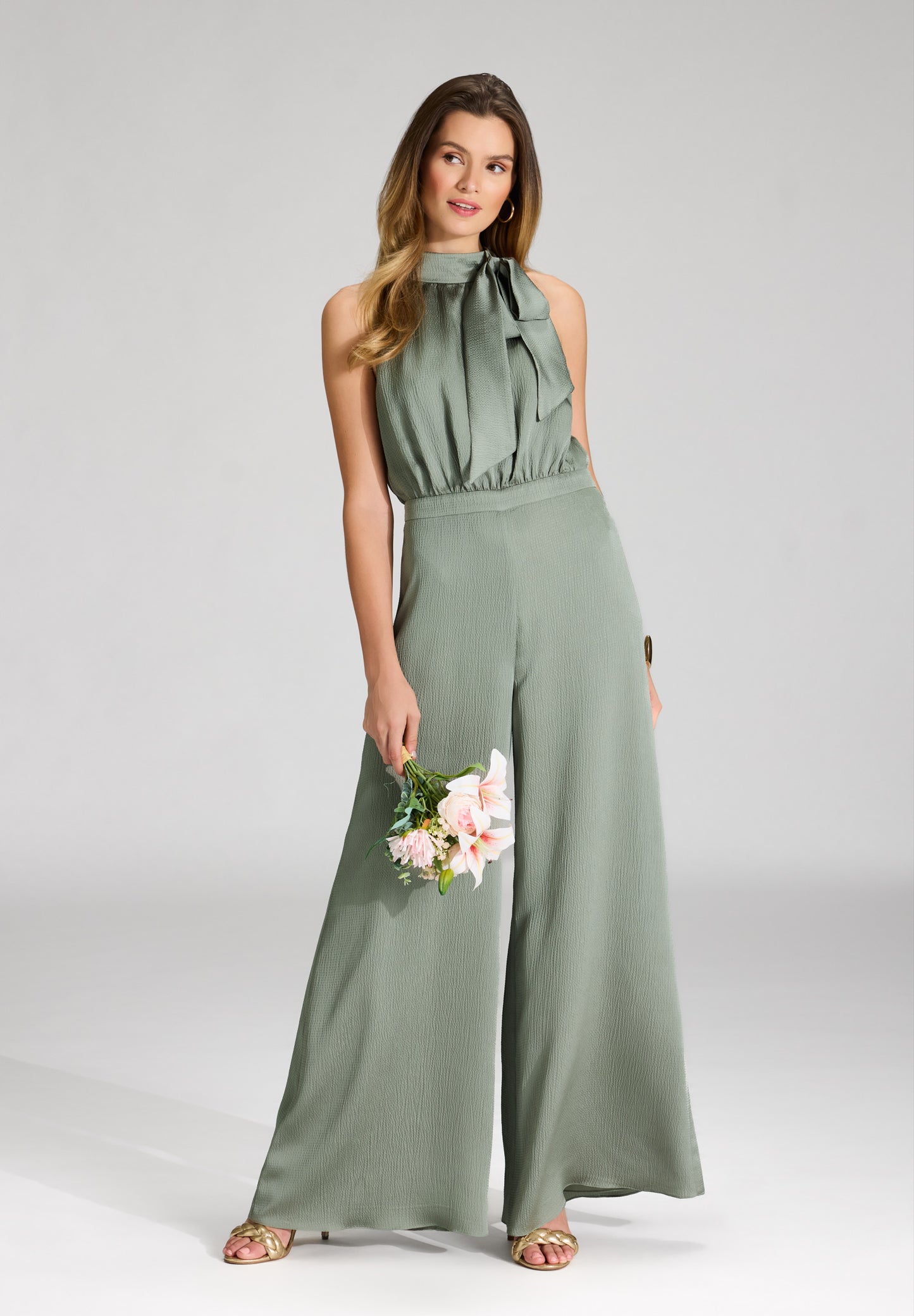 Jumpsuit mit Schluppe aus gehämmertem Satin