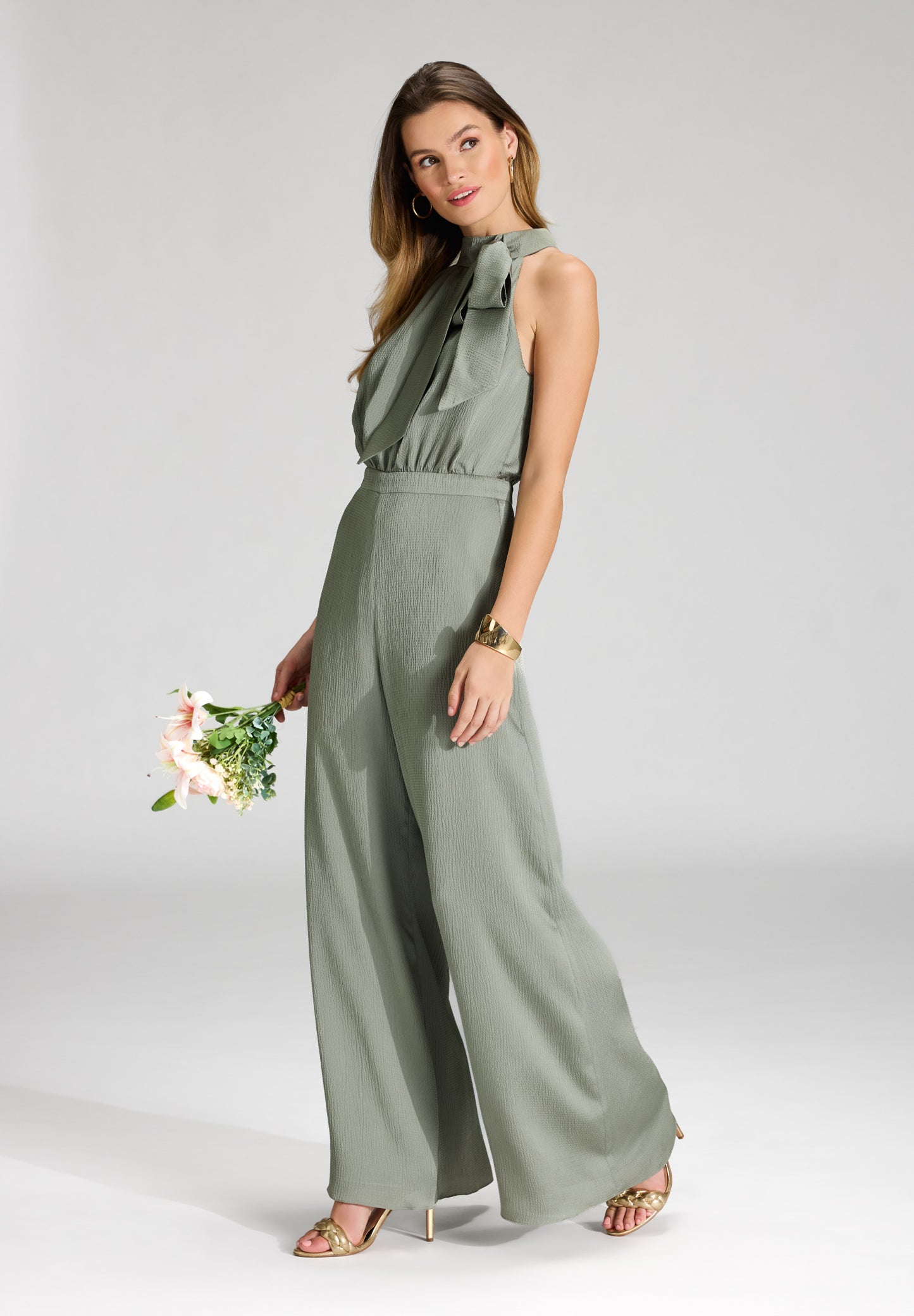 Jumpsuit mit Schluppe aus gehämmertem Satin