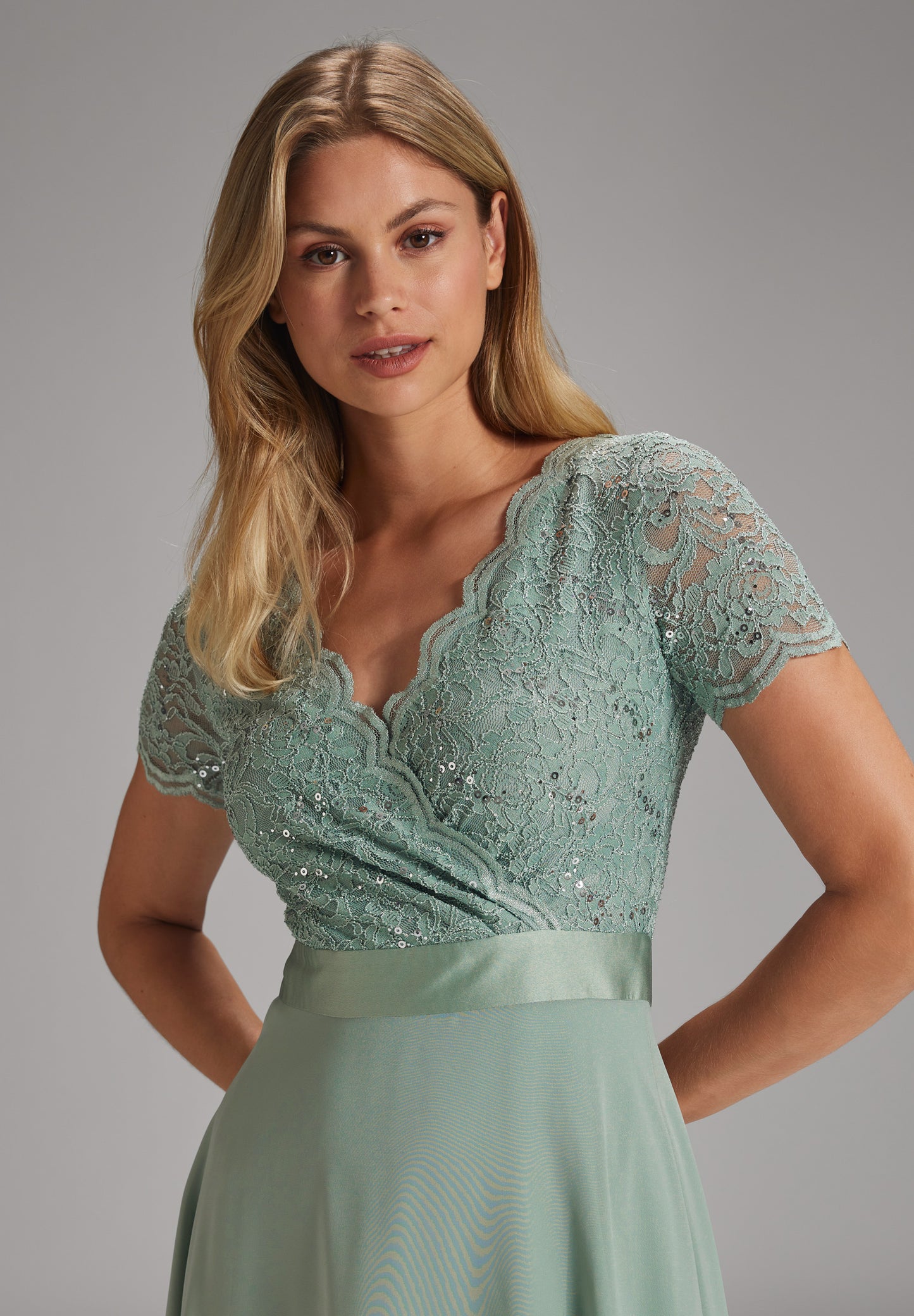 Spitzen-Chiffon-Kleid mit Taillenband