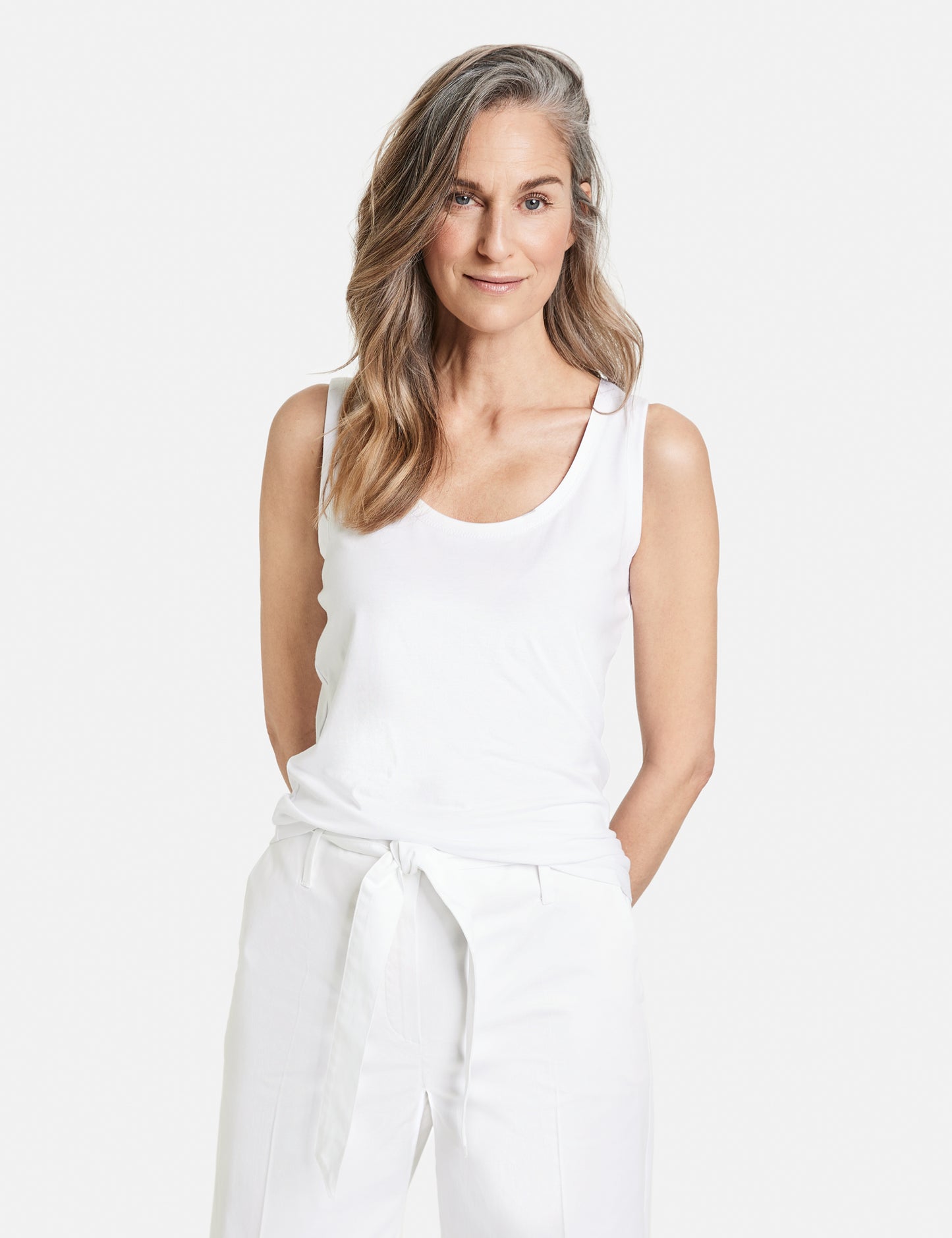 Basic Top mit Satin-Detail