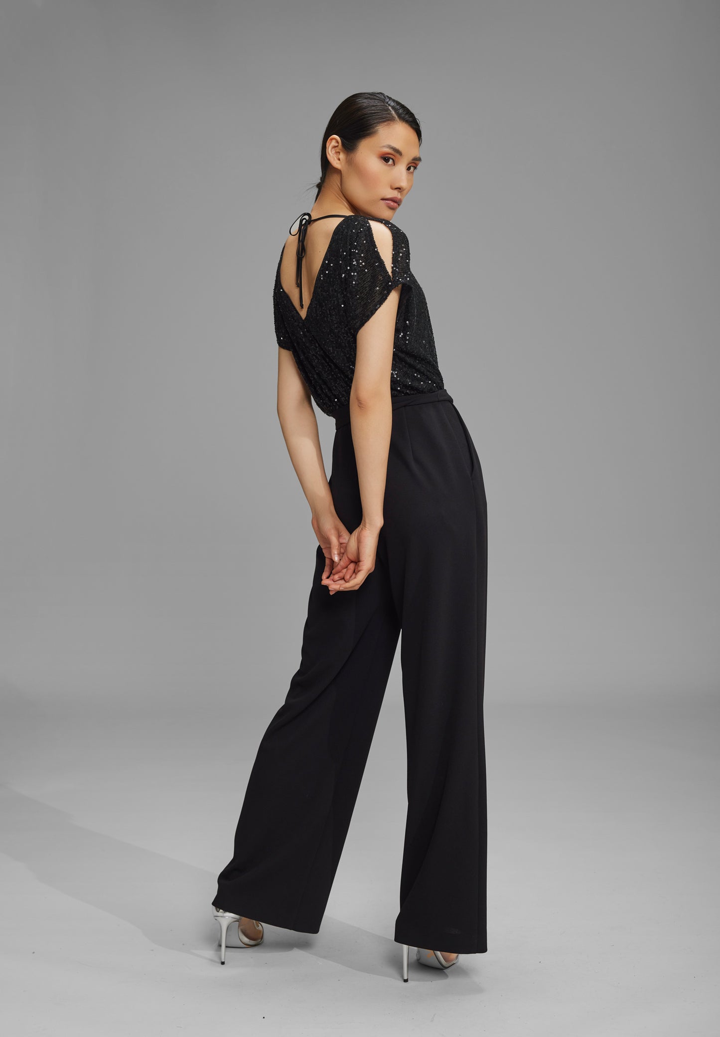 Jumpsuit mit Cut-Outs und weitem Bein