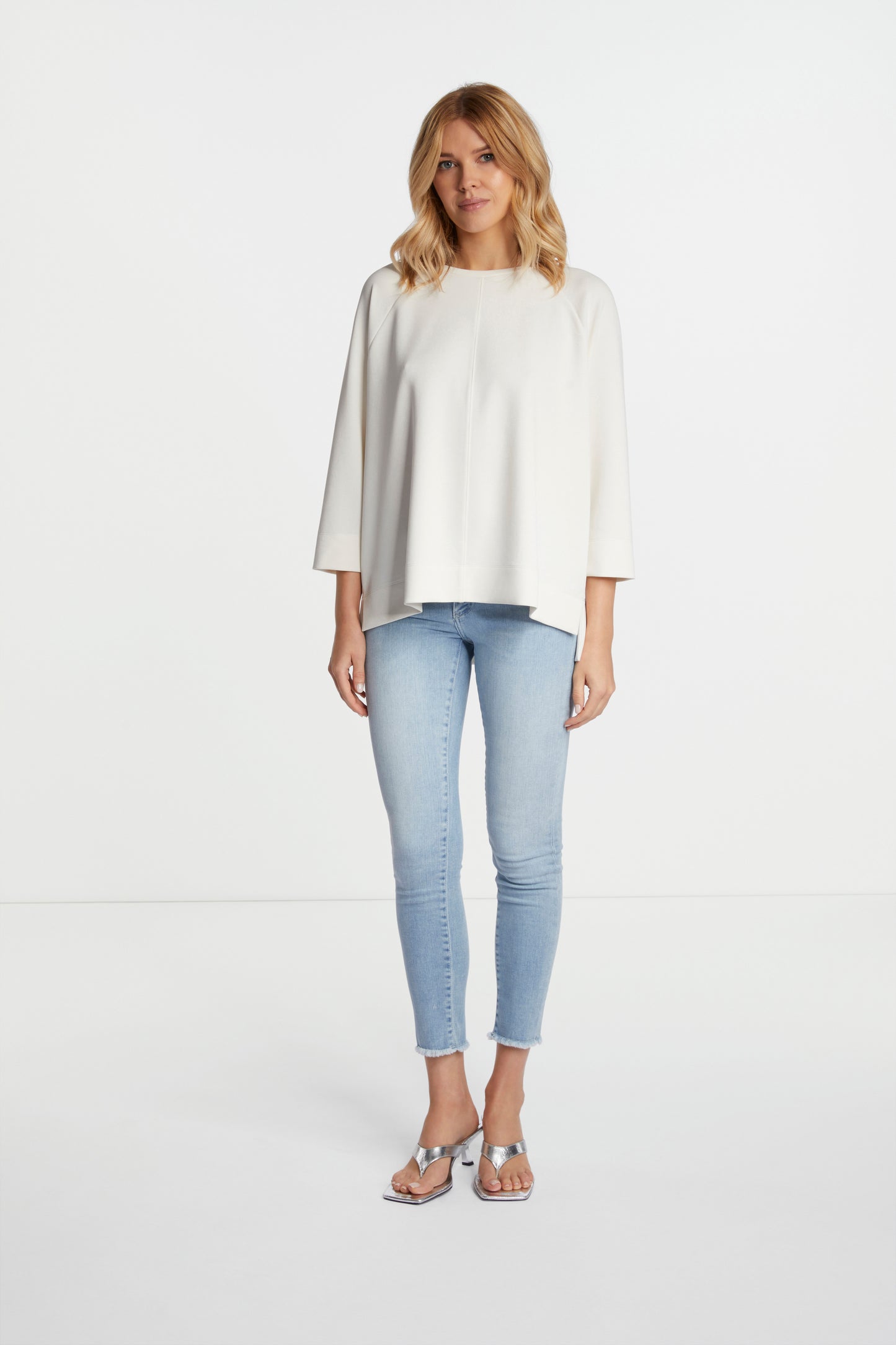 sweatshirt with raglan sleeves