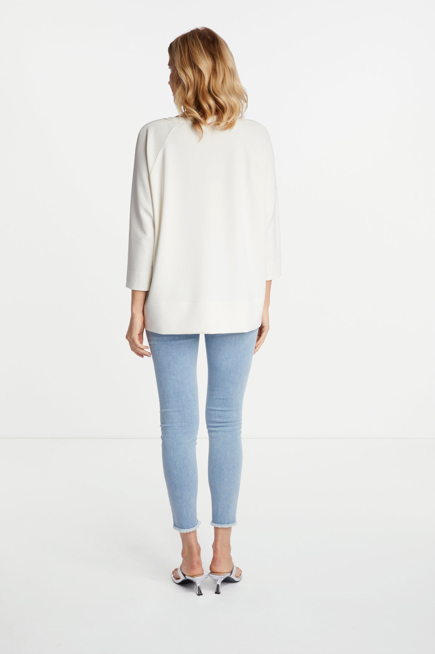 sweatshirt with raglan sleeves