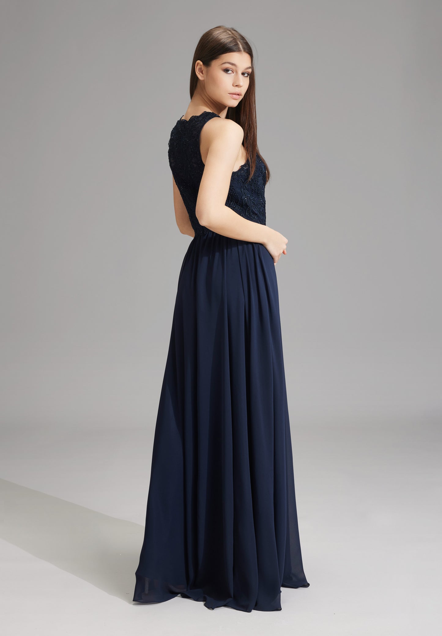 High-closed-Abendkleid mit floraler Spitze