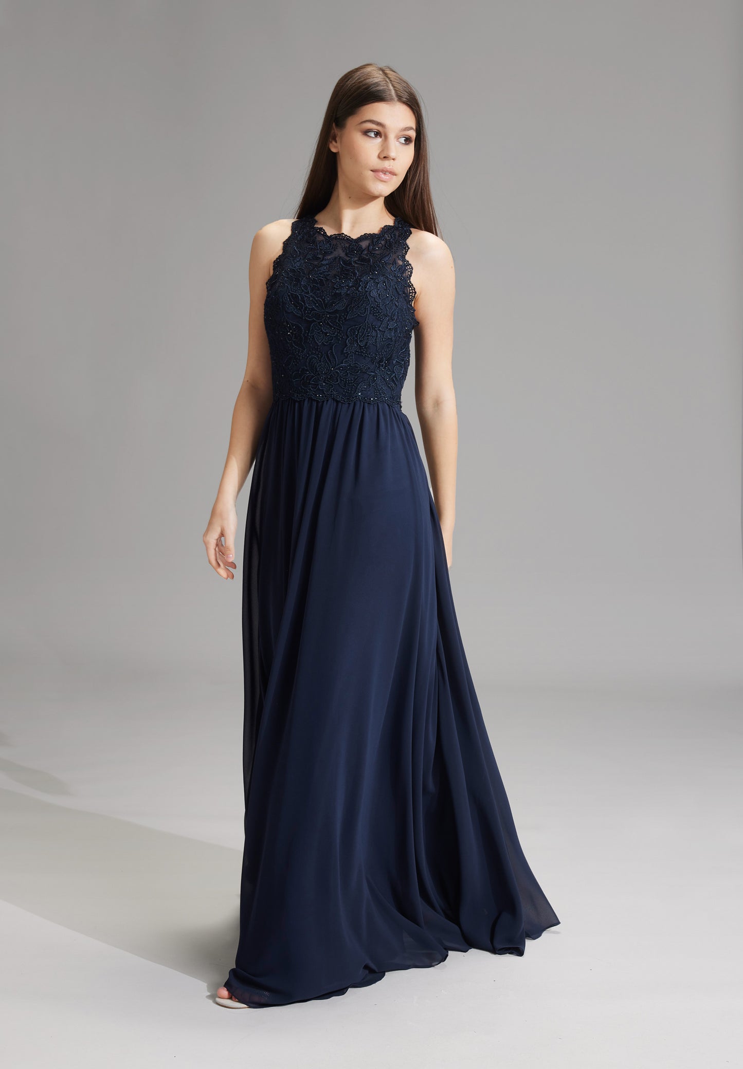 High-closed-Abendkleid mit floraler Spitze