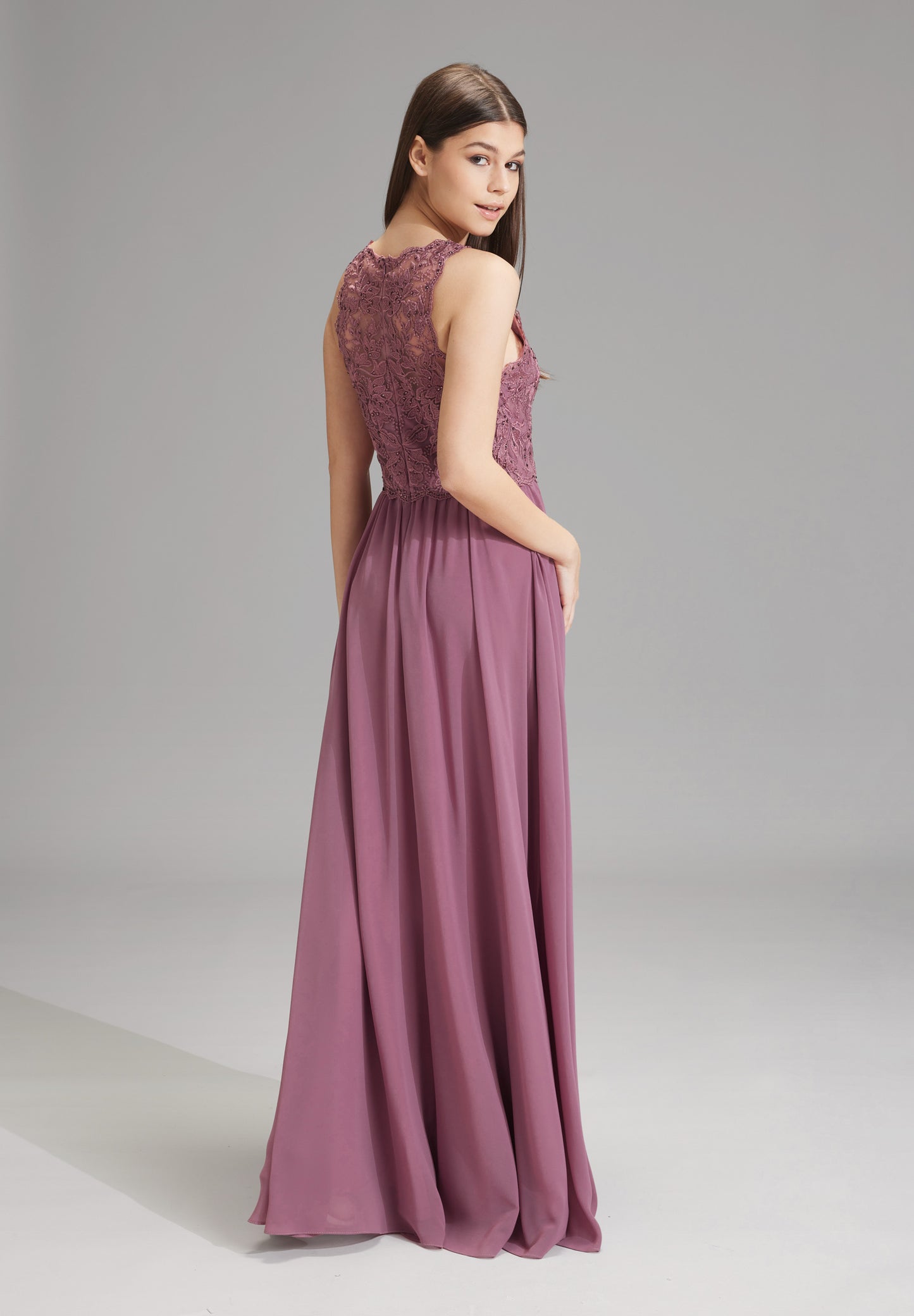 High-closed-Abendkleid mit floraler Spitze