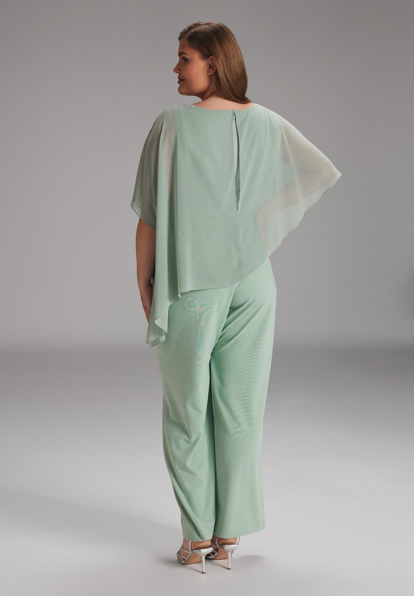 Curve / Crepe-Jumpsuit mit Chiffon-Überwurf