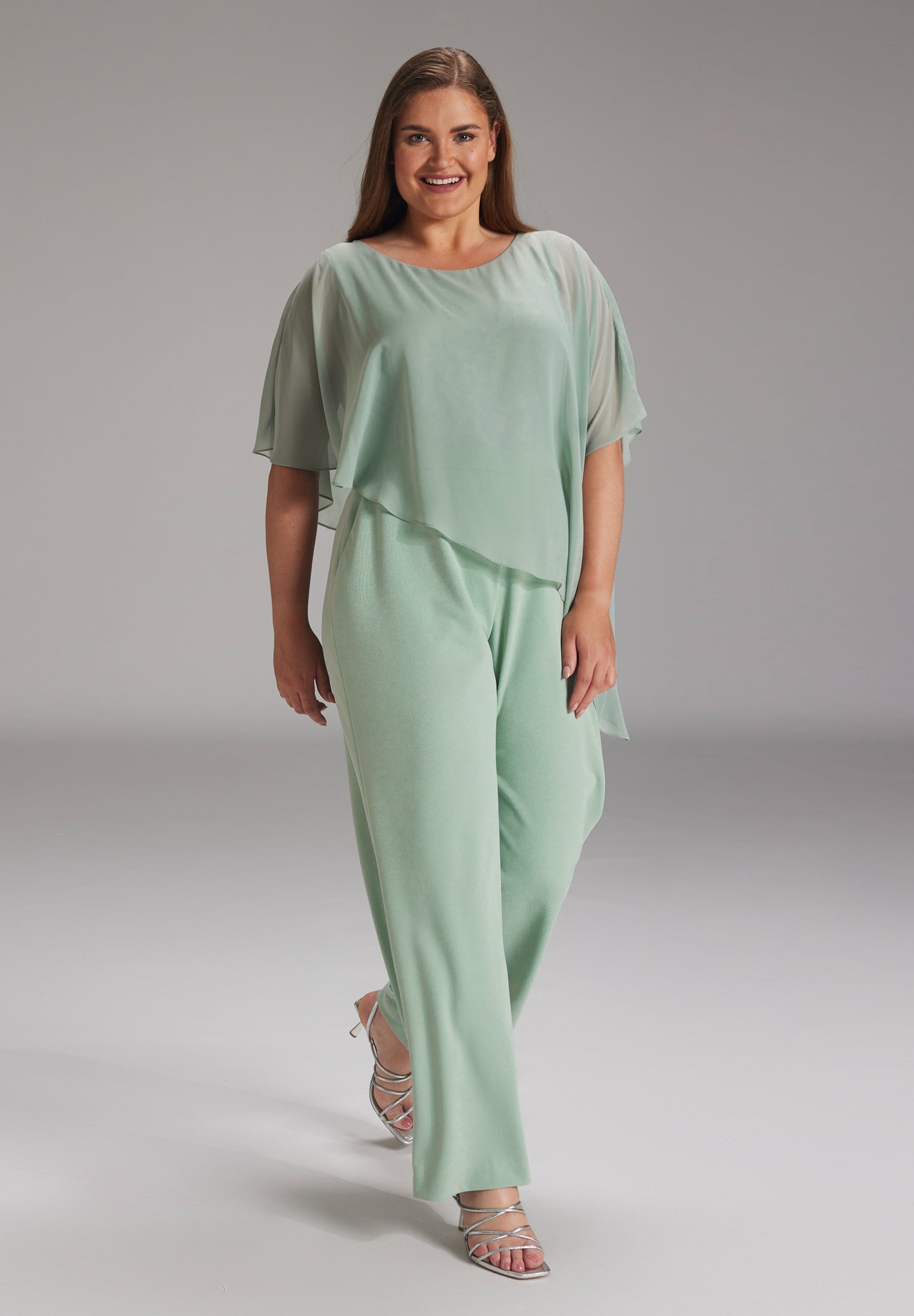 Curve / Crepe-Jumpsuit mit Chiffon-Überwurf